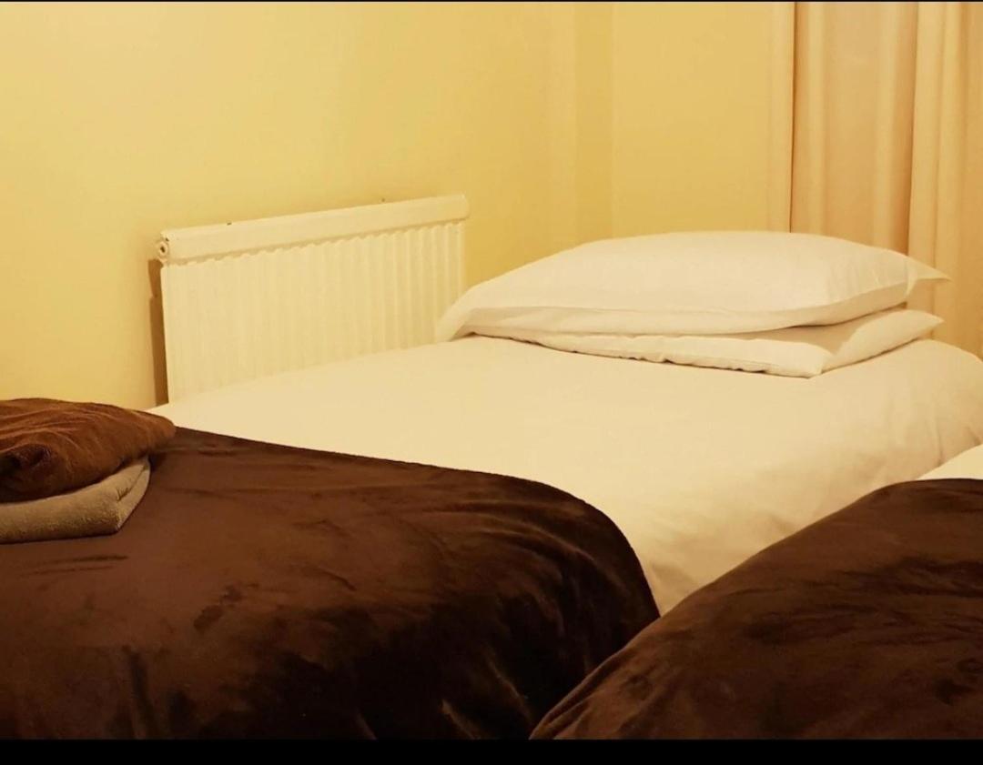 The Bull Hotel Downton  ภายนอก รูปภาพ