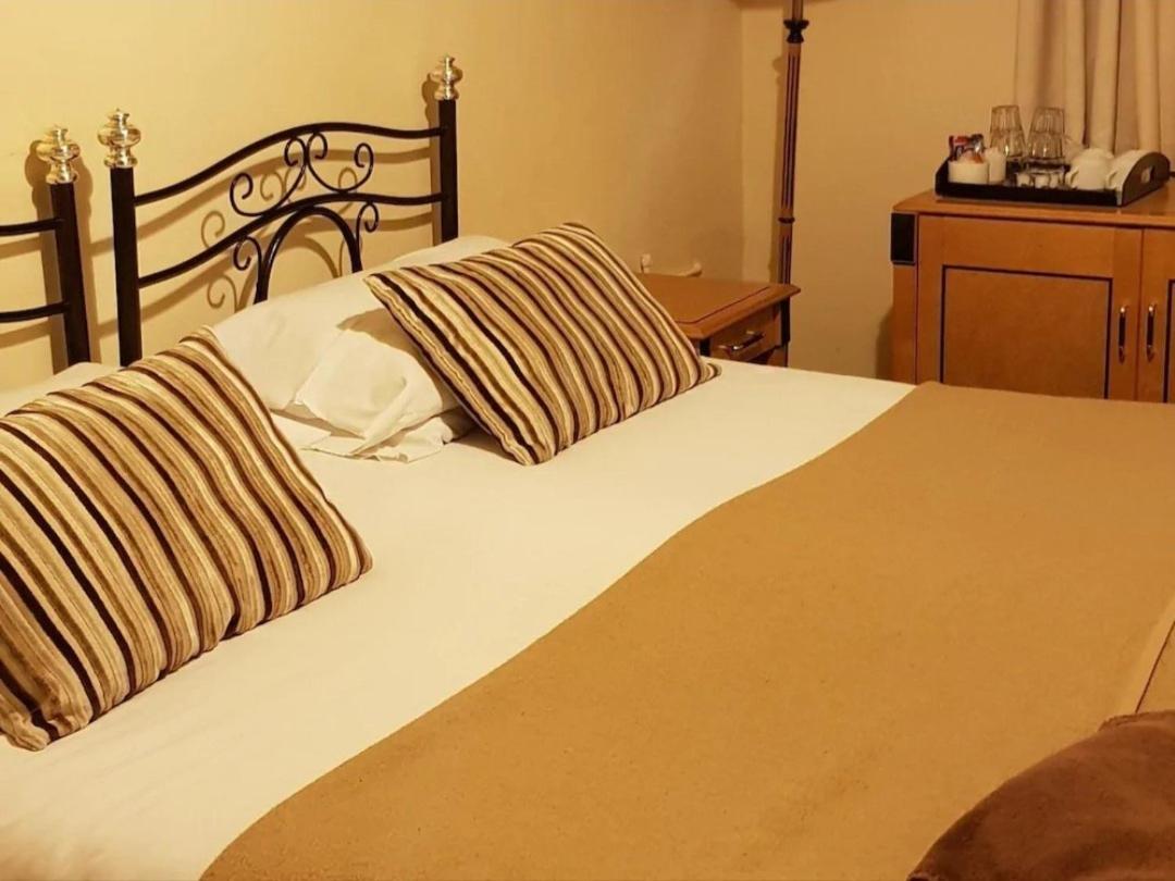 The Bull Hotel Downton  ภายนอก รูปภาพ